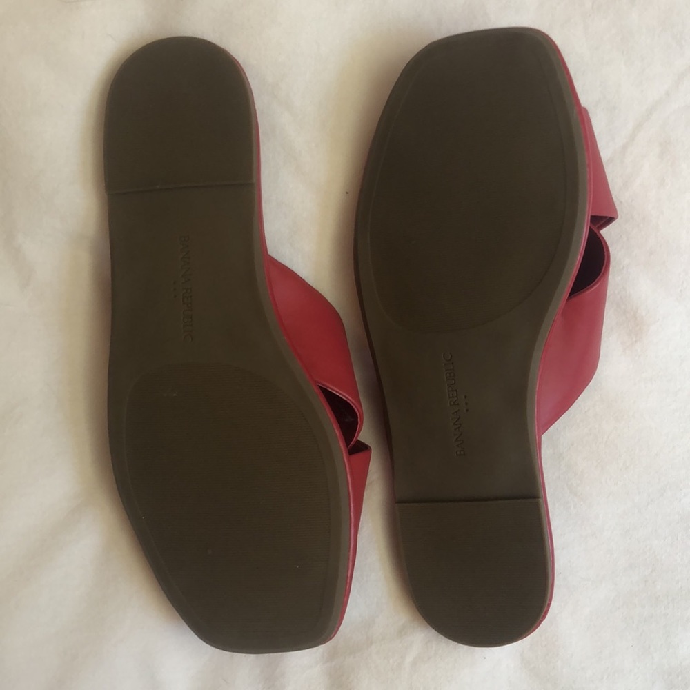 In “spicy orange” looks more like a cherry red. No tags, never worn. - Picture 4 of 4